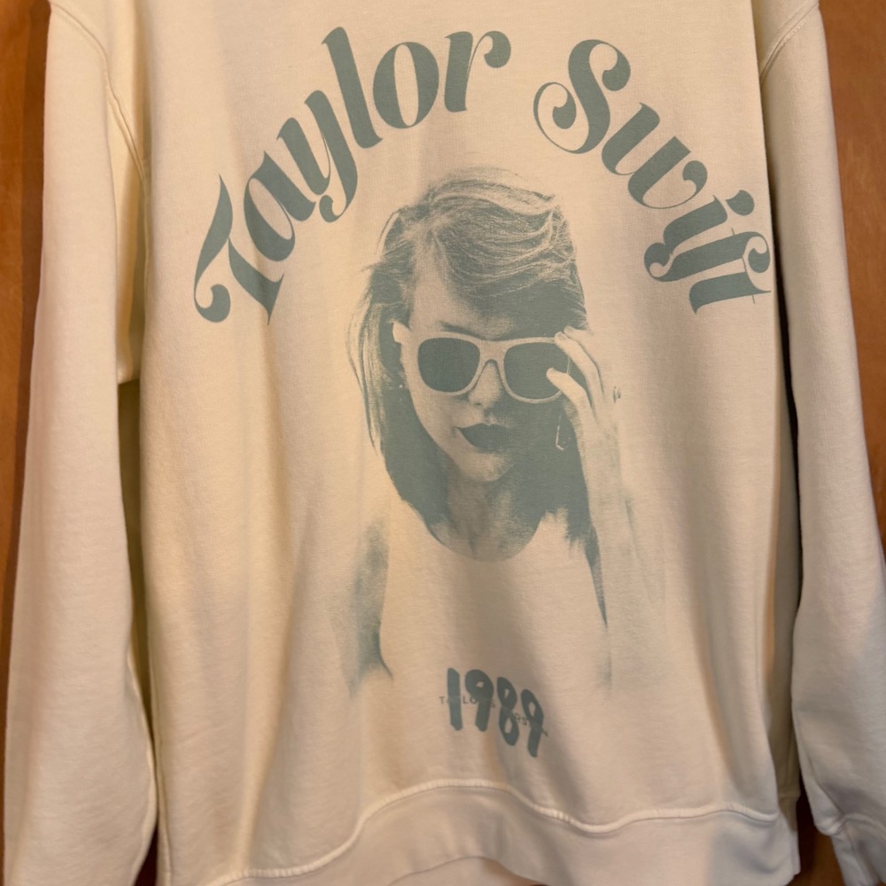 Taylor Swift 1989 Taylors Version Cream Graphic Crewneck Sweatshirt Merch Medium - Picture 4 of 7